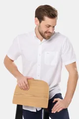 Camisa blanca de lino y algodón, de manga corta, con bolsillo en el pecho con logo bordado y botones personalizados.