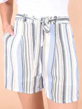 Short de tiro alto con estampado a rayas verticales en tonos celeste, azul, gris y ocre. Tiene bolsillos laterales y lazo para ajustar en la cintura.
