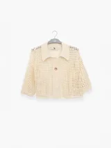 Camisa corta de punto abierto color negro, con cuello polo, mangas 3/4 y cierre frontal con botones.