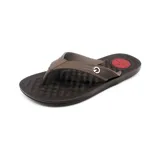 Ojotas marrones de hombre, con tira ancha con textura y logo de la marca en el lateral.