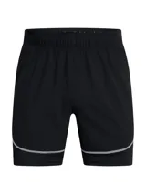 Short deportivo Under Armour Challenger Pro color rojo con paneles laterales negros y ribete negro en el ruedo.