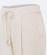 Pantalón fluido color crema, confeccionado en viscolino, con cintura elástica y lazo ajustable.