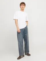 Jean baggy fit de tiro alto con cierre de botones y cinco bolsillos funcionales. Corte relajado en muslo, rodilla y pierna ancha. Confeccionado en denim de tejido twill resistente, teñido en hilo y acabado stonewash.