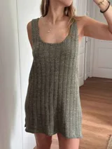 Vestido corto de tejido de punto, sin mangas y con escote cuadrado. El tejido es de punto jersey acanalado, con hilo de algodón y lurex que le da un brillo sutil.