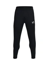 Pantalón deportivo negro Under Armour Challenger para hombre, con logo blanco en el muslo izquierdo. Corte ajustado con puños elásticos.
