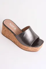 Sandalia negra de cuero con plataforma de corcho, taco de 6.5 cm y plantilla cuadrada.