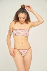 Corpiño de bikini strapless con estampado geométrico en tonos naranja, blanco y marrón.