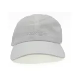 Gorro de gabardina color blanco con visera curva y logo de la marca bordado en el frente.