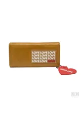 Billetera de cuero sintético color camel con cierre de solapa y broche imantado. Estampado frontal con la palabra "LOVE" repetida en color blanco. Incluye llavero de corazón rojo con la inscripción "OREIRO LOVE".