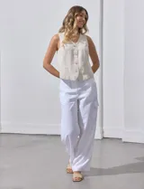 Pantalón de lino color blanco, de corte recto y tiro alto. Presenta bolsillos laterales tipo cargo y pretina elastizada en la parte trasera.