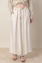 Pantalón palazzo color marfil, de viscosa, con cintura elastizada y cinto trenzado.