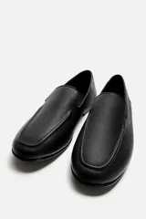 Mocasín negro de piel abatanada con suela ultrafina.