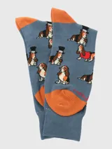 Calcetines de caña media color azul marino con diseño de perros Basset Hound en diferentes poses y atuendos. Talón y puntera en color rojo.