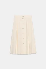 Falda midi color crema de tiro alto, confeccionada en hilatura con lino. Presenta bolsillos laterales ocultos en costura y cierre frontal con botones.