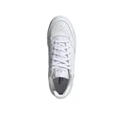 Zapatillas Adidas Forum Bold de cuero blanco con plataforma y logo de Adidas en relieve.