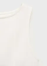 Top blanco con cuello barco y bajo con vuelo.