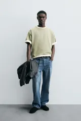 Pantalón de jean azul de tiro medio, corte flare, con cinco bolsillos y cierre frontal con cremallera y botón.