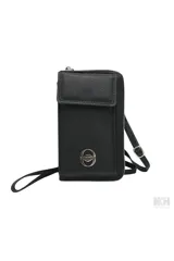 Billetera tipo sobre o tarjetero de color negro, con solapa frontal que se cierra con broche metálico. Posee correa de muñeca y correa larga ajustable para usar cruzada. Presenta un logo metálico circular en el frente.