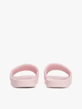 Ojotas Tommy Jeans color rosa con acabado acharolado y parche tonal en bajo relieve con el logo de la marca en la tira.