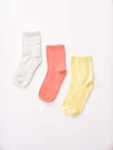 Pack de tres pares de medias de caña media, una gris jaspeado, una color salmón y una amarilla.