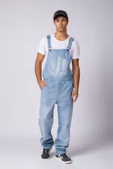 Jardinero celeste de denim 100% algodón, con breteles regulables y calce relaxed.