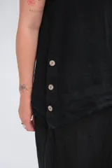 Musculosa negra de lino italiano con escote redondo y botones de madera en los laterales.