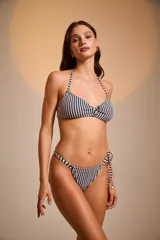 Top de bikini con estampado de rayas verticales en azul y blanco, con tirantes finos y detalle de nudo en el centro del busto.