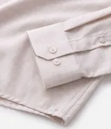 Camisa de manga larga para hombre, color gris oscuro con efecto melange, cuello inglés y botones frontales.