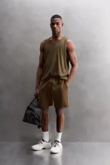 Musculosa negra de algodón, corte recto, cuello redondo y sisa amplia.