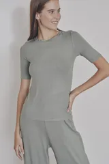 Remera gris de viscosa con elastano, corte ajustado y mangas cortas.