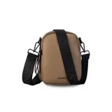 Bandolera de cuero sintético color negro, con doble cierre superior y correa de galón ajustable. Incluye un bolsillo interior de fácil acceso.