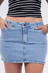 Minifalda de jean celeste con bolsillos delanteros y traseros.