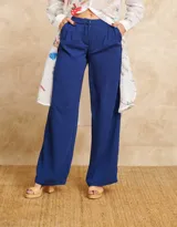 Pantalón azul eléctrico de crepé con pinzas al frente y corte palazzo.