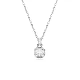 Colgante con cadena fina plateada y dije cuadrado con cristal blanco.