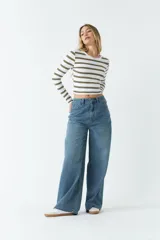 Pantalón de jean negro de tiro medio y corte wide leg.