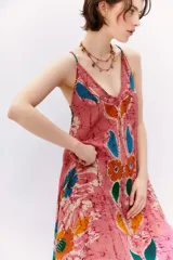 Vestido largo con escote en V, confeccionado en viscosa estampada y breteles trenzados.
