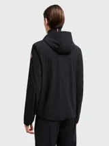 Campera acolchada negra con capucha, cierre frontal con cremallera, mangas largas y bolsillos laterales con cremallera. Detalle de logo en la capucha. Marca Moncler Grenoble.