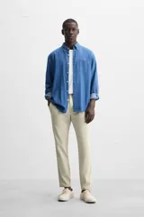 Pantalón de vestir gris oscuro, corte slim fit, con cintura elástica, bolsillos frontales y traseros de ojal.
