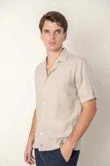 Camisa blanca de lino, corte hawaiano, manga corta y cuello solapa.
