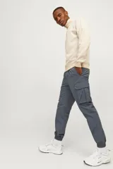 Pantalón jogging cargo gris oscuro de tejido de sarga de nylon, con cintura elástica ajustable con cordón, bolsillos laterales, frontales y traseros, y bajos con rib.