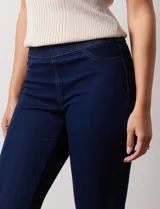 Jegging de denim azul claro, corte slim fit, con pretina elastizada, bolsillos delanteros simulados y bolsillos traseros aplicados. Marca Zac & Rachel.