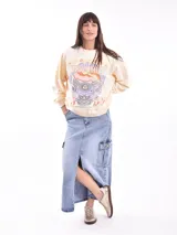 Buzo color beige con estampado de flores y texto en blanco.