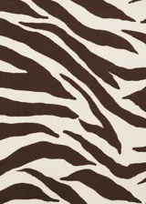 Camiseta de manga larga con estampado animal print de cebra en tonos marrones y beige. Tiene cuello asimétrico y corte ajustado.