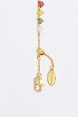 Pulsera de acero inoxidable en color negro con una hilera de pequeños cristales facetados en forma de corazón. Cuenta con un cierre de mosquetón y una cadena de extensión ajustable para adaptarse a la muñeca.