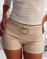 Short color beige con cinturón con hebilla metálica.