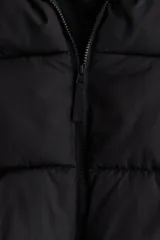 Campera puffer corta negra en tejido guateado con cuello elevado y cierre. Bolsillos insertados adelante y elástico oculto en puños y bajo. Forrada.