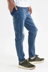 Pantalón de jean azul medio, corte slim fit.
