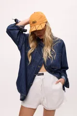 Short a rayas verticales color verde agua y blanco, con cintura elastizada y cordón ajustable.