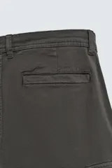 Bermuda cargo de algodón color marrón oscuro, tiro medio, corte regular, con bolsillos laterales de parche con solapa y bolsillos traseros de vivo.