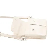 Bandolera mediana color beige con textura tipo cuero repujado y solapa lisa. Tiene correa ajustable con herrajes plateados y logo metálico en la solapa.
